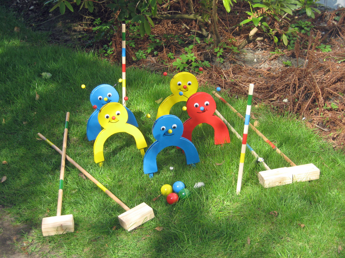 Das Crocketspiel besteht aus kleinen Holzschlägern und Männchen Figuren, die einen Bogen haben mit einem Loch. Durch diese Löcher muss man versuchen, die Kugeln hindurch zu zielen
