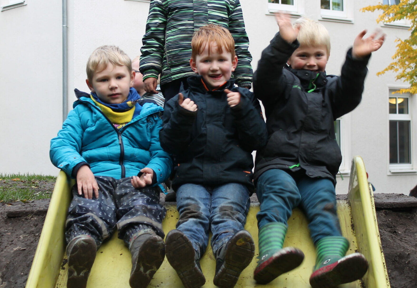 Kinder auf der Rutsche
