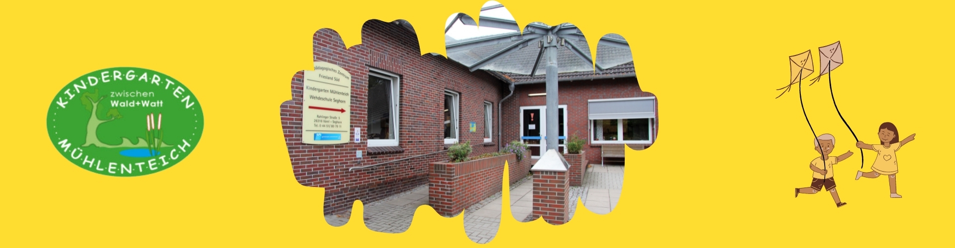 Man sieht den Eingang des Kindergarten Mühlenteich Seghorn. Das Schild des Kindergartens an der Wand, ein Geländer und zwei Gänge