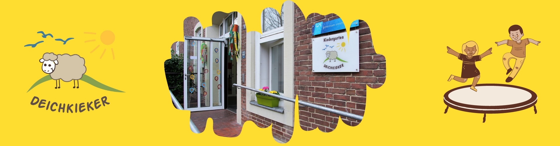 Der Eingang des Kindergarten Deichkieker. Die Eingangstür steht auf. Man sieht ein Geländer, einen Blumenkasten mit Blumen und das Schild des Kindergartens.
