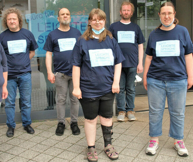 Menschengruppe. Alle haben das gleiche T-Shirt an. Sie sind Prüferinnen der Leichten Sprache