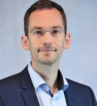 Christoph Steenken. Ein Mann mit einer Brille und dunklen kurzen Haaren