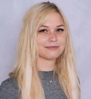 Darline Bäumer. Eine Frau mit langen blonden Haaren