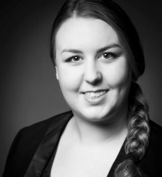 Kea Ostermann: Junge Frau mit langen dunklen Haaren und Zopf