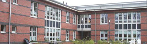 Wohnstätte hat rote Steine und viele Fenster